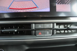 Jeep Avenger Jeep Avenger ALTITUDE 156PK 54 kWh | 3-FASE | ELEKTRISCH BEDIENBARE ACHTERKLEP | ACHTERUITRIJ CAMERA | NAVIGATIE | DRAADLOZE APPLE CARPLAY/ANDROID AUTO | ALL SEASON BANDEN | LICHTMETALEN VELGEN 17