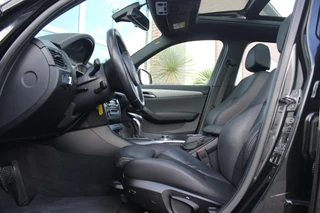 BMW X1 ➡️ BMW X1 E84 sDrive20i High Executive M-sport | M-pakket | Automaat | NL auto | 184 pk | Dakraam | Leer | Navi | Xenon | 17 inch | PDC | Cruise control | Stoelverwarming | - afbeelding nr 4