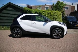 Toyota Aygo Toyota Aygo X Aygo X 1.0 VVT-i Black & White | Apple carplay | Camera achter | - afbeelding nr 2