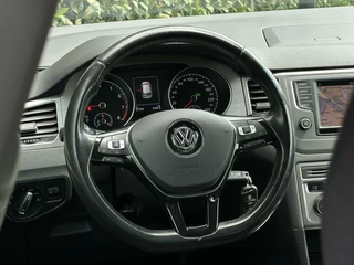 Volkswagen Golf Sportsvan Volkswagen Golf Sportsvan 1.0 TSI Connected Series, NL AUTO, NAP, ECC-AIRCO, NAVI, DODEHOEK, CRUISE, CAMERA, PARKEERSENSOREN, TREKHAAK, LICHTMETAAL 16