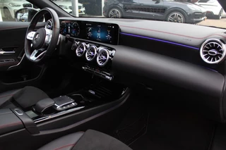Mercedes-Benz A-Klasse Mercedes-Benz A-Klasse 180 Business Solution AMG / Panoramadak / Camera / Sfeerverlichting / Apple CarPlay / 18'' / DAB / Stoelverwarming / Cruise Control - afbeelding nr 13