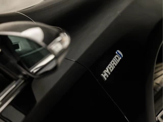 Toyota Auris Toyota Auris Touring Sports 1.8 Hybrid Sport Automaat (PANORAMADAK, NAVIGATIE, LEDER, STOELVERWARMING, CAMERA, SPORTSTOELEN, KEYLESS, LED KOPLAMPEN, NIEUWE APK, NIEUWSTAAT) - afbeelding nr 33