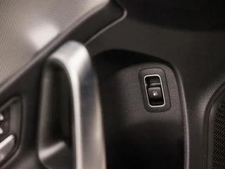 Mercedes-Benz A-Klasse Mercedes-Benz A-Klasse 250 e Business Solution Luxury 218Pk Automaat (GROOT NAVI, SFEERVERLICHTING, WIDESCREEN, CAMERA, LEDER, STOELVERWARMING, SPORTSTOELEN, CRUISE, LANE ASSIST, NIEUWSTAAT) - afbeelding nr 38
