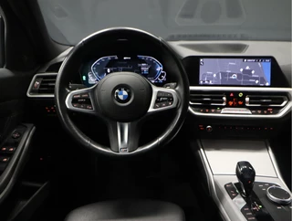 BMW 3 Serie [SCHUIFKANTELDAK, VOL LEDER, DIGITAL DASH, HARMAN KARDON, M-STUUR, APPLE CARPLAY, ANDROID, LED, GROOT NAVIGATIE, NIEUWSTAAT] - afbeelding nr 9