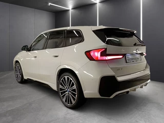 BMW iX1 TREKH, ACC, H&K SOUND, 20-inch LMV ** 26k onder NP - EX BMW-AG ** ** INFORMEER OOK NAAR ONZE AANTREKKELIJKE FINANCIAL-LEASE TARIEVEN ** - afbeelding nr 2