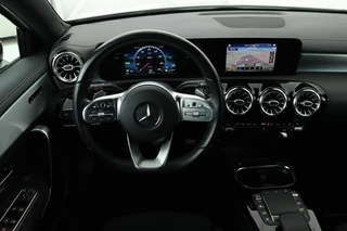 Mercedes-Benz A-Klasse Mercedes-Benz A-klasse 250e AMG Night | Panoramadak | Adaptive cruise |  Carplay | Stoelverwarming | Camera | Leder/Alcantara | Full LED | Sfeerverlichting | Navigatie - afbeelding nr 3