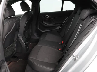 BMW 1 Serie BMW 1-serie 118i M Sport | Trekhaak | Carplay | Navigatie |  Sportstoelen | Half leder | Full LED | Climate control | Parkeerhulp - afbeelding nr 6