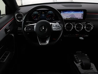 Mercedes-Benz A-Klasse Mercedes-Benz A-klasse 200 Business Solution AMG | Panoramadak |  Stoelverwarming | Trekhaak | Matrix LED | Memory | Carplay | Keyless | Camera | Sfeerverlichting | Leder/Alcantara | Park Assist - afbeelding nr 3