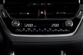 Toyota Corolla Cross Toyota Corolla Cross Hybrid 140 Style | Dig. Cockpit | Adapt. Cruise | Stoel+-Stuurverw. | Trekhaak | PDC | Camera | NAV+App. Connect | Elek. Klep | ECC | LM 18
