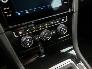 Volkswagen Golf Volkswagen Golf 1.0 TSI Luxury Automaat (APPLE CARPLAY, GROOT NAVI, CLIMATE, STOELVERWARMING, SPORTSTOELEN, ADAPTIVE CRUISE, LM VELGEN, GETINT GLAS, PARKEERSENSOREN, NIEUWE APK, NIEUWSTAAT) - afbeelding nr 9