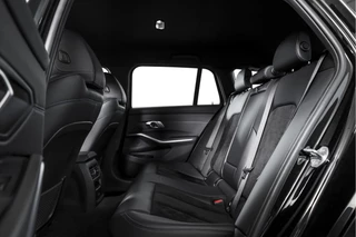 BMW 3 Serie BMW 3 Serie Touring 330e 292 PK xDrive High Executive M-Sport - Automaat | Dig. Cockpit | Cruise | Stoelverw. | PDC | 360 Camera | NAV + App. Connect | ECC | Elek. Klep | DAB | LM 18
