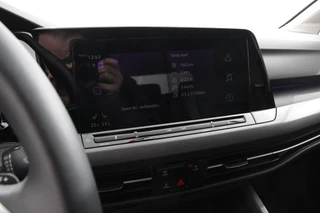 Volkswagen Golf Volkswagen Golf 1.5 eTSI 150pk Style | Sfeer verlichting | Navigatie | Climate control | Camera | Adaptive Cruise control | Led | Parkeer sensoren | Lichtmetalen Velgen - afbeelding nr 21
