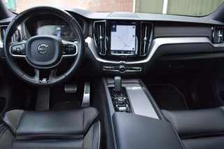 Volvo XC60 Volvo XC60 2.0 T8 Twin Engine AWD R-Design | Pano | Winterpakket | Trekhaak | Camera | - afbeelding nr 12