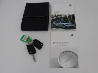 Volkswagen Golf Volkswagen Golf 1.0 TSI Highline | Stoelverwarming | Trekhaak |  Massage | Carplay | Adaptive cruise | Active Info Display | Navigatie | Parkeerhulp | Climate control - afbeelding nr 14