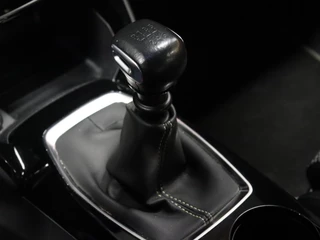 Peugeot 2008 Peugeot 2008 1.2 PureTech GT [APPLE CARPLAY, DIGITAL DASH, SFEERVERLICHTING, TREKHAAK AFNEEMBAAR, CAMERA, CLIMATE CONTROL, HALF LEDER, DODEHOEK DETECTOR, NAVIGATIE, NIEUWSTAAT] - afbeelding nr 18