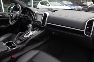 Porsche Cayenne Porsche Cayenne 3.0 S E-Hybrid / Panoramdak / Camera / 20'' / Luchtvering / Bose / Sportchrono / Stuurverwarming / Leder / Stoelverwarming / Cruise Control - afbeelding nr 13