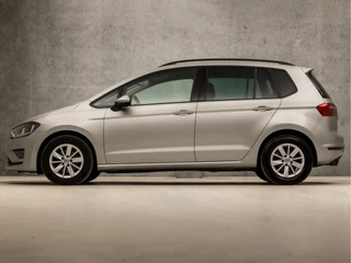 Volkswagen Golf Sportsvan Automaat (NAVIGATIE, CLIMATE, STOELVERWARMING, ADAPTIVE CRUISE, SPORTSTOELEN, PARKEERSENSOREN, GETINT GLAS, LM VELGEN, NIEUWE APK, NIEUWSTAAT) - afbeelding nr 2