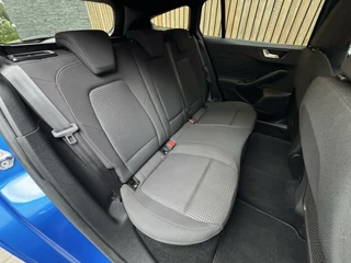 Ford Focus Ford Focus Wagon 1.0 EcoBoost Hybrid ST Line | Navigatiesysteem | Stoelverwarming | Stuurverwarming | LED verlichting | Apple CarPlay | Achteruitrijcamera | Inparkeerhulp | Parkeersensoren voor en achter - afbeelding nr 32