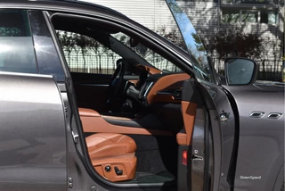 Maserati Levante | Luchtvering | Pano.dak | Camera | Keyless | DAB | Carplay | LED / Xenon | 20