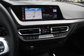 BMW 1 Serie BMW 1 Serie 118i Executive Ed. M Sport / Navigatie / Half leder / 19'' / Sportstoelen / Blackpack / Dakspoiler / Stoelverwarming / Cruise Control / Getint glas - afbeelding nr 14
