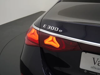 Mercedes-Benz E-Klasse Mercedes-Benz E-Klasse 300e AMG // Burmester 4D // Panoramadak // Headup // Distronic // Leder // Memory // 360 Camera // Stoelventilatie // Keyless - afbeelding nr 3
