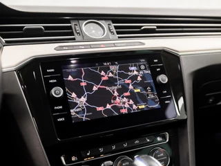 Volkswagen Passat 218Pk Automaat (DIGITAL COCKPIT, APPLE CARPLAY, GROOT NAVI, CAMERA, GETINT GLAS, ALCANTARA, SPORTSTOELEN, ADAPTIVE CRUISE, STOELVERWARMING, LED KOPLAMPEN, KEYLESS, NIEUWSTAAT) - afbeelding nr 18