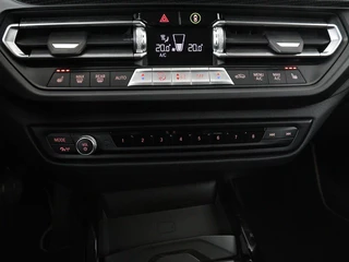 BMW 1 Serie BMW 1-serie 118i Business Edition | Luxury Line |  Panoramadak | Leder | Stoel & stuurverwarming | Camera | Carplay | Full LED | Live Cockpit | Navigatie | HiFi System | Parkeerhulp | Climate control - afbeelding nr 31