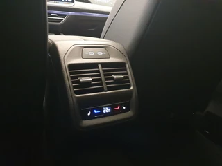 Volkswagen Passat Volkswagen Passat Variant 1.5 eHybrid 272pk DSG/AUT R-Line Wegklapbare trekhaak, Panoramadak, Leder - afbeelding nr 28