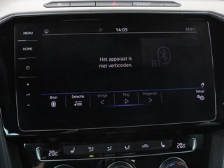 Volkswagen Passat Volkswagen Passat 1.4 TSI R Line | Trekhaak | 360 camera |  Stoelverwarming | Leder/Alcantara | Carplay | Adaptive cruise | Navigatie | Full LED | Virtual Cockpit - afbeelding nr 20