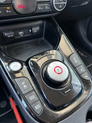 Kia e-Soul Kia e-Soul ExecutiveLine 64 kWh | Adaptive Cruise Control | Head-up Display | Achteruitrijcamera | Navi | Lederen Bekleding | Stoelverwarming/Ventilatie | Climate Control | Harman Kardon | - afbeelding nr 26