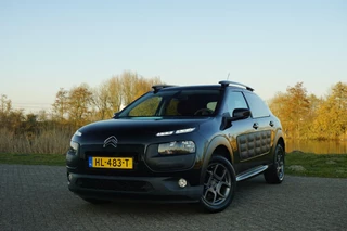 Citroën C4 Cactus Citroen C4 Cactus 1.2 82PK Shine | Noir Obsedien | Camera/PDC/NAV/Trekhaak - Keurig! - afbeelding nr 2