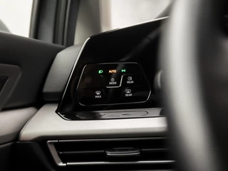 Volkswagen Golf Automaat (APPLE CARPLAY, GROOT NAVI, STUUR/STOELVERWARMING, GETINT GLAS, SPORTSTOELEN, PARKEERSENSOREN, ADAPTIVE CRUISE, DAB+, NIEUWE APK, NIEUWSTAAT) - afbeelding nr 23