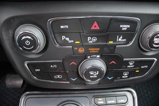 Jeep Compass Jeep Compass 4xe 240PK PHEV TRAILHAWK AUTOMAAT | NAVIGATIE | ACHTERUIRIJCAMERA | APPLE CARPLAY / ANDROID AUTO | DIGITALE COCKPIT | XENON KOPLAMPEN | 17