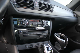 BMW X1 ➡️ BMW X1 E84 sDrive20i High Executive M-sport | M-pakket | Automaat | NL auto | 184 pk | Dakraam | Leer | Navi | Xenon | 17 inch | PDC | Cruise control | Stoelverwarming | - afbeelding nr 6