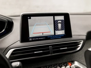 Peugeot 5008 Peugeot 5008 1.2 Puretech Sport 7 Persoons (APPLE CARPLAY, GROOT NAVI, LEDER, STOELVERWARMING, 360 CAMERA, SPORTSTOELEN, KEYLESS, GETINT GLAS, TREKHAAK, DAB+, NIEUWE APK, NIEUWSTAAT) - afbeelding nr 19