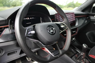Škoda Kamiq Skoda Kamiq 1.5 TSI ACT Monte Carlo // 150PK - Panoramadak - Apple CarPlay & Android Auto - Camera - All-season - 1e eigenaar - afbeelding nr 24