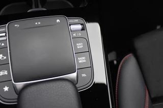 Mercedes-Benz A-Klasse Mercedes-Benz A-Klasse 180 Business Solution AMG / Panoramadak / Camera / Sfeerverlichting / Apple CarPlay / 18'' / DAB / Stoelverwarming / Cruise Control - afbeelding nr 26
