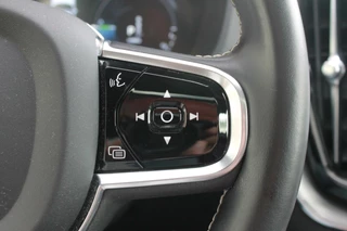 Volvo XC60 Volvo XC60 T6 Recharge AWD R-Design | Panoramadak | Parkeercamera | HUD | Pilot Assist | BLIS | Stoelverwarming | Trekhaak | Glossy Black | Keyless - afbeelding nr 31