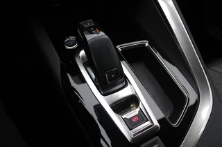 Peugeot 3008 Peugeot 3008 1.6 PureTech GT Line / Panoramdak / Camera / Navigatie / 19'' / Keyless / Half leder / Focal Audio / Dodehoek / Cruise Control - afbeelding nr 27