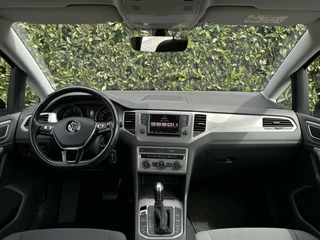 Volkswagen Golf Sportsvan Volkswagen Golf Sportsvan 1.0 TSI Connected Series, NL AUTO, NAP, ECC-AIRCO, NAVI, DODEHOEK, CRUISE, CAMERA, PARKEERSENSOREN, TREKHAAK, LICHTMETAAL 16