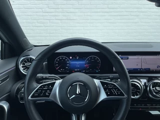Mercedes-Benz A-Klasse Mercedes-Benz A-Klasse 180 Luxury Line | Facelift | Pano | Ambiente | Camera | CarPlay | LED | Keyless | DAB+ - afbeelding nr 14