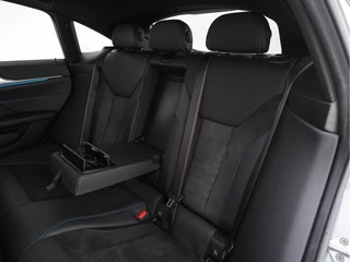 BMW i4 (INCL.BTW) *ADAPTIVE-CRUISE | FULL-LED | 1/2LEATHER-ALCANTARA | DIGI-WIDE-SCREEN-COCKPIT | CAMERA | NAVI-FULLMAP | SPORT-SEATS | DAB+ | 19''ALU* - afbeelding nr 27