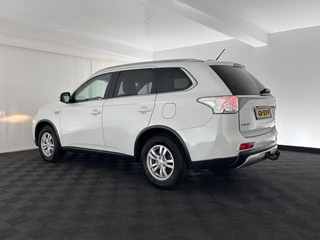 Mitsubishi Outlander Aut. *NAVI-FULLMAP | LEATHER-FABRIC | COMFORT-SEATS | CAMERA | ECC | KEYLESS | SHIFT-PADDLES | TOWBAR | 16