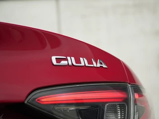 Alfa Romeo Giulia Alfa Romeo Giulia 2.0 Turbo 280 PK Competizione Q4 AWD | Harman | Veloce | 19