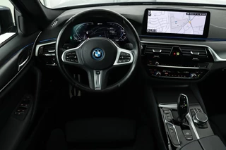 BMW 5 Serie BMW 5-serie 545e xDrive M Sport | Trekhaak | Adaptive cruise |  Stoel & stuurverwarming | Alcantara | Camera | Carplay | Sfeerverlichting | 19'' | Full LED | Park Assist - afbeelding nr 3