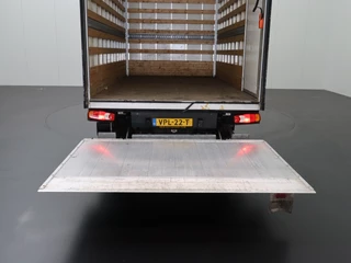 Peugeot Boxer Peugeot Boxer 2.2BlueHDi 165PK Bakwagen+Laadklep | Airco | Cruise | Zijdeur | Dakspoiler | 3-Persoons | Camera - afbeelding nr 5