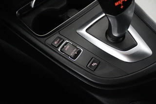BMW 3 Serie BMW 3-serie Touring 318i M Sport Edition (STOELVERWARMING, NAVIGATIE, PARKEERSENSOREN, AUTOMAAT, CRUISE CONTROL, NL-AUTO) - afbeelding nr 13