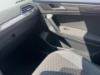 Volkswagen Tiguan Volkswagen Tiguan 1.5 TSI ACT. 150PK NAVI PANO-DAK CARPLAY AIRCO LMV PDC - afbeelding nr 16