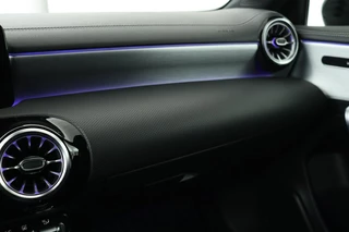 Mercedes-Benz A-Klasse Mercedes-Benz A-klasse 250e AMG Night | Carplay | Stoelverwarming |  Full LED | Sfeerverlichting | Leder/Alcantara | Navigatie | Park Assist - afbeelding nr 19