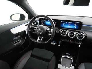 Mercedes-Benz A-Klasse Mercedes-Benz A-Klasse A180 AMG // Multibeam LED // Sfeerverlichting // Adaptief Onderstel // 19